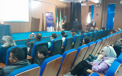جانب من الحضور والمهتمين بالمطالعة والثقافة خلال المنتدى العاشر للكتاب بمكتبة عين تموشنت